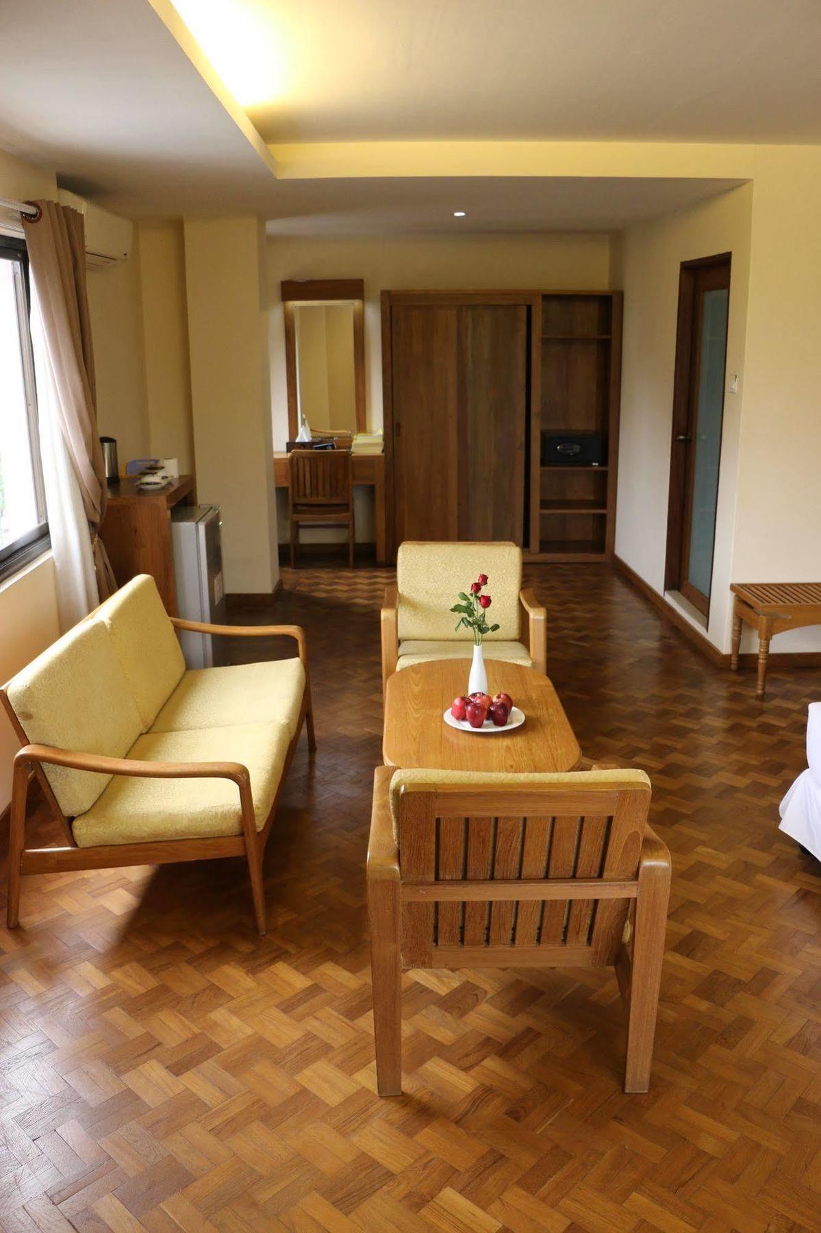 Queen'S Park Hotel Yangon Exterior foto